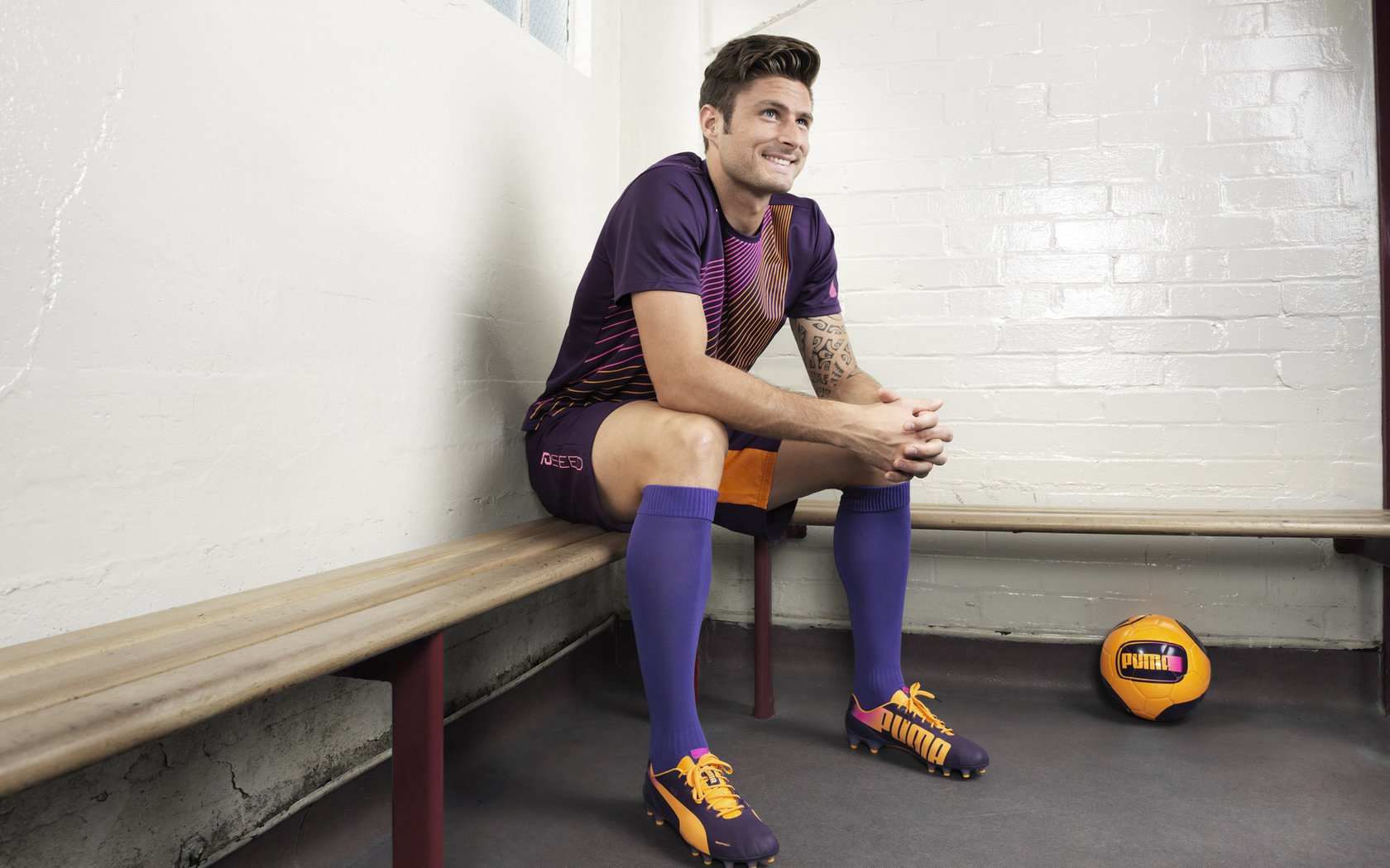 球队在比赛中通过高效快攻拉开比分,比赛中快攻技术按距离分为什么