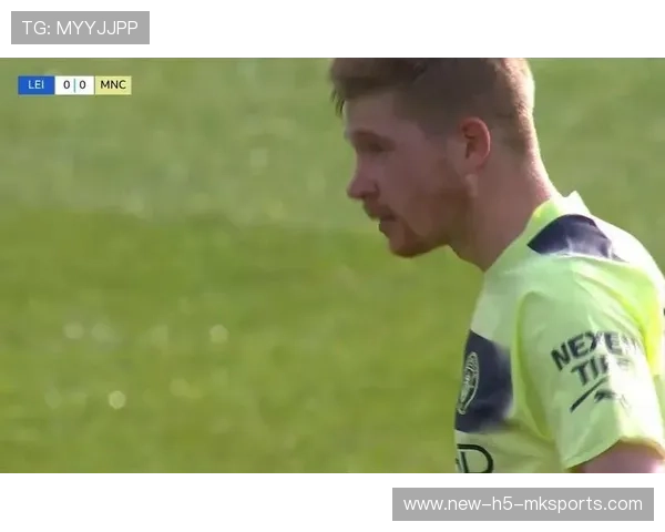 德布劳内主罚任意球越过人墙击中立柱